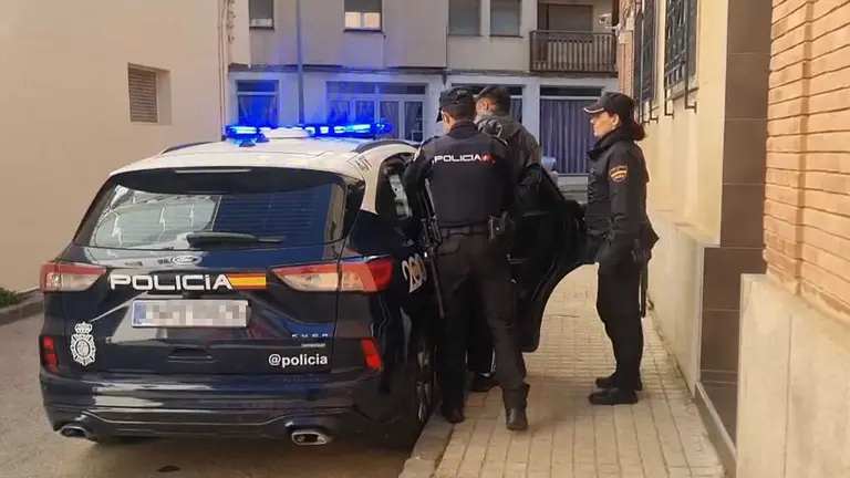 La Polic&iacute;a Nacional ha detenido a un hombre en Jaca que transportaba en un veh&iacute;culo a once personas migrantes sin documentaci&oacute;n.  Foto: Polic&iacute;a Nacional