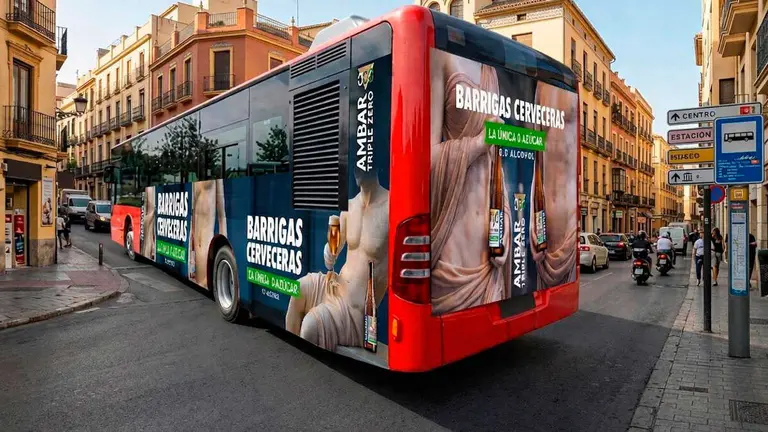 Publicidad en un bus de la nueva triple cero de Ambar. Foto: Ambar