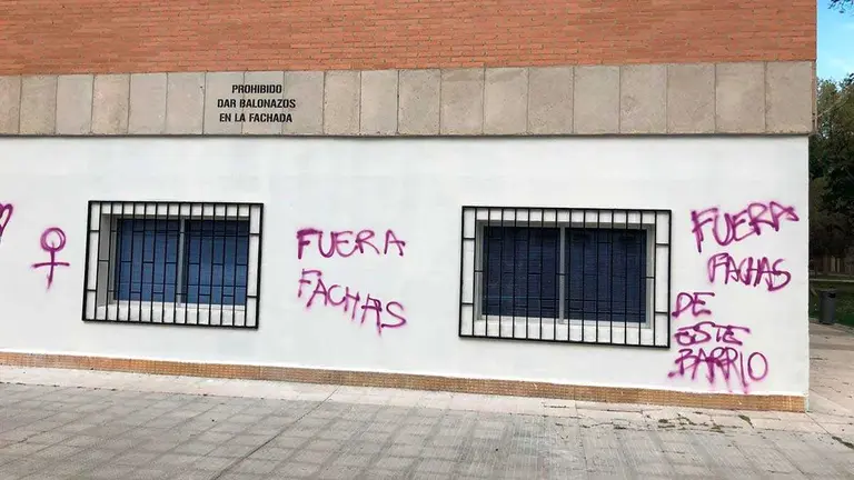 As&iacute; han vandalizado una de las fachadas del local en el barrio del Actur de la escuela taurina Mar de Nubes. Foto: Ayuntamiento Zaragoza