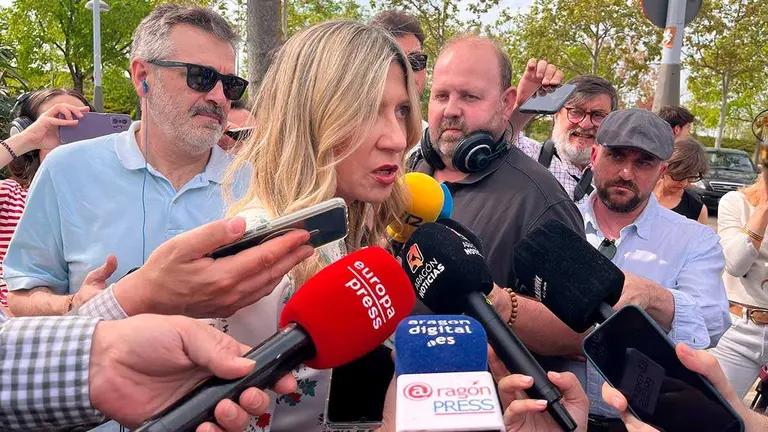 Mar Vaquero (PP), este mi&eacute;rcoles en la entrada del hotel Zentral Ave de Zaragoza atendiendo a los medios. Foto: Eduard Peralta/ Arag&oacute;n Press