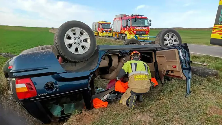 El accidente de tr&aacute;fico en Teruel ha dejado al &uacute;nico ocupante del turismo implicado atrapado en su interior. Foto: Diputaci&oacute;n Provincial de Teruel