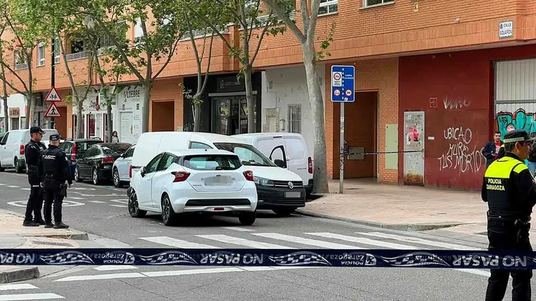 El accidente se ha producido poco antes de las 9.00 horas de este s&aacute;bado en la calle Aguar&oacute;n del barrio La Jota de Zaragoza. Foto: Mario Rom&aacute;n