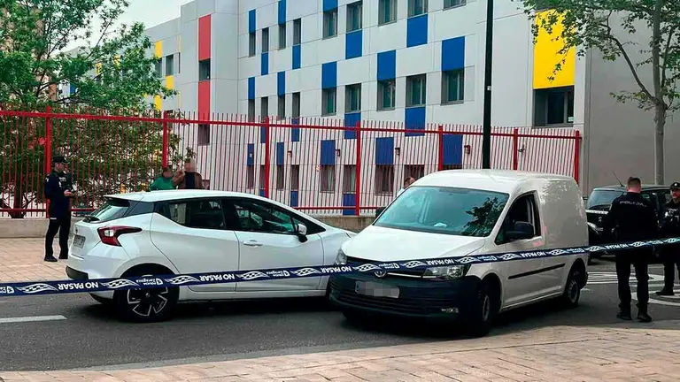 El accidente que dej&oacute; un herido grave en Zaragoza tuvo lugar el pasado s&aacute;bado en el barrio Jes&uacute;s, cuando una mujer conduc&iacute;a con su pareja subida al cap&oacute; y colision&oacute; con una furgoneta. Foto: Mario Rom&aacute;n