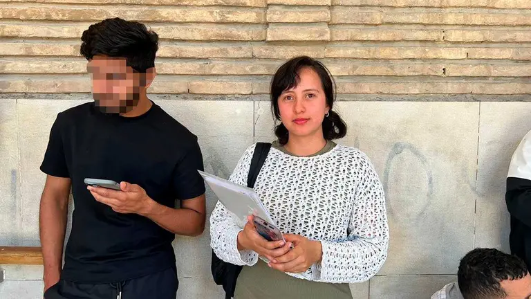 M&oacute;nica Alejandra, este jueves en la fila del Ayuntamiento de Zaragoza para presentar su informe de vulnerabilidad dentro del proceso extraordinario de regularizaci&oacute;n de inmigrantes aprobado por el Gobierno de Espa&ntilde;a. Foto: Arag&oacute;n Press