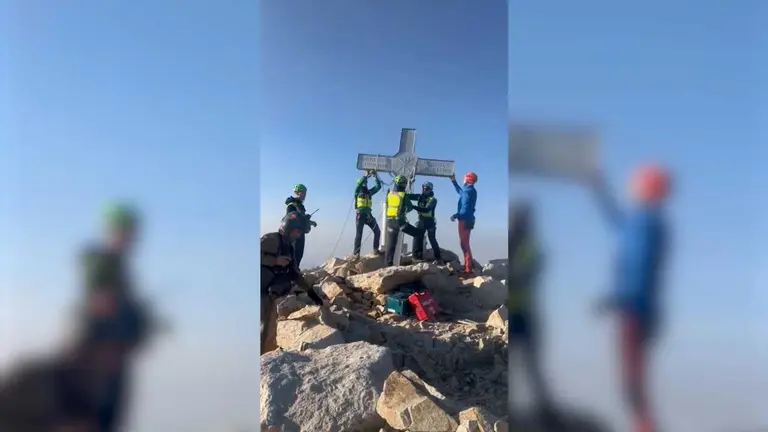 Reinstalaci&oacute;n de la cruz del Aneto en agosto de 2025. Foto: Guardia Civil de Huesca