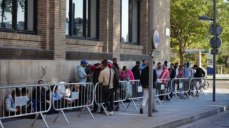 Las largas filas en el Ayuntamiento de Zaragoza se han repetido este lunes y muchos de ellos esperan documentaci&oacute;n para poder regular su situaci&oacute;n en Espa&ntilde;a. Foto Luc&iacute;a Mart&iacute;n