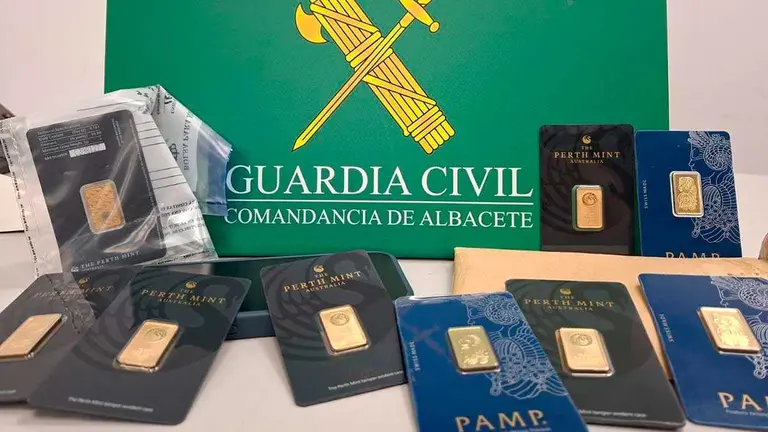 Las pesquisas se iniciaron tras la denuncia de un vecino de La Gineta (Albacete) tras la compra de una pieza de oro en una conocida plataforma online. Foto: Guardia Civil