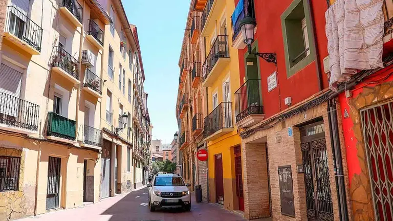 La intervenci&oacute;n policial, que tuvo lugar en una calle de El Gancho en Zaragoza, se sald&oacute; con un joven detenido. Foto de Archivo: Pilar &Aacute;lvarez