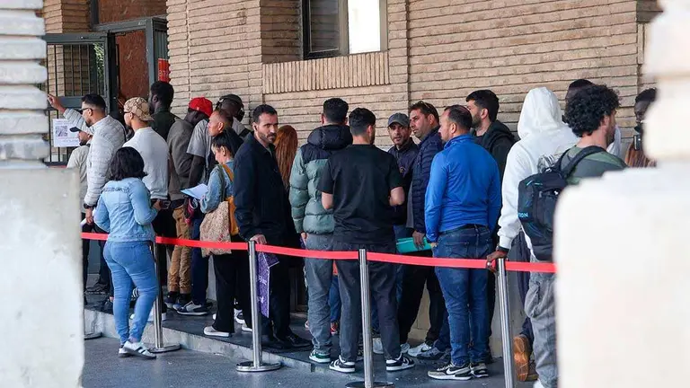 Filas en el Ayuntamiento de Zaragoza por la regularizaci&oacute;n de inmigrantes aprobada por Pedro S&aacute;nchez. Foto: Arag&oacute;n Press
