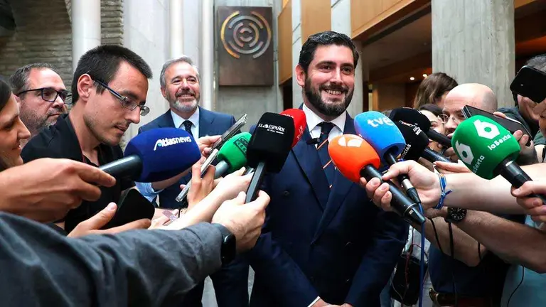 Alejandro Nolasco y Jorge Azc&oacute;n este mi&eacute;rcoles al dar a conocer el acuerdo de Gobierno. Foto: Pilar &Aacute;lvarez