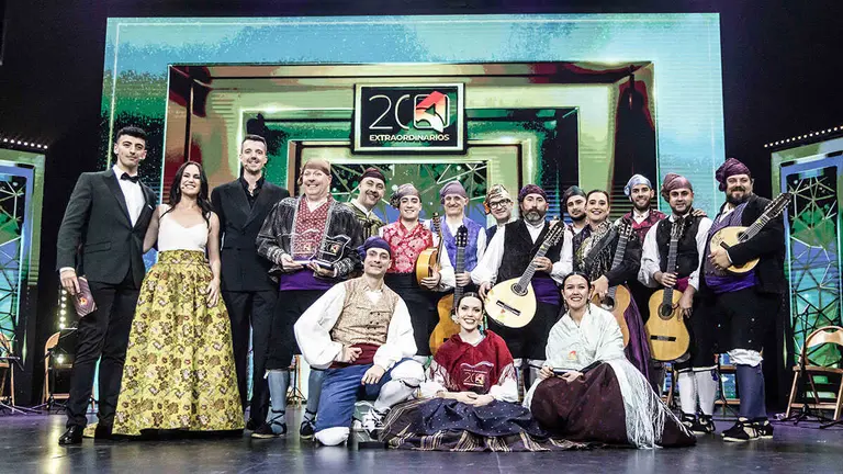 Prensa-CARTV-Ganadores-con-los-presentadores-y-la-rondalla-01