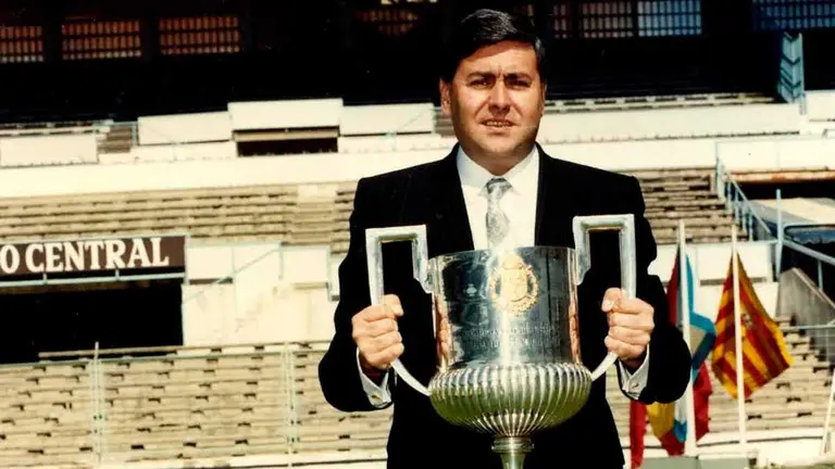 El expresidente &Aacute;ngel Aznar, con la Copa del Rey de 1986. Foto: Archivo A.A.