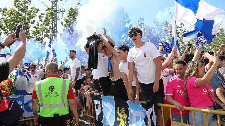 El ambiente en los aleda&ntilde;os de El Alcoraz con aficionados del Real Zaragoza. Foto: Pilar &Aacute;lvarez