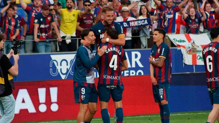 Los jugadores del Huesca celebran la &uacute;ltima victoria (1-0) ante el Real Zaragoza. Foto: Pilar &Aacute;lvarez