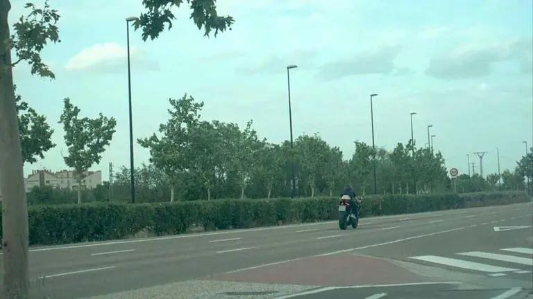 El motorista, de 23 a&ntilde;os, fue interceptado por un radar a la altura de la calle Langa del Castillo de Zaragoza, en la Z-30. Foto: Polic&iacute;a Local