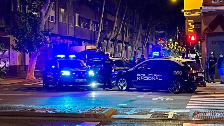 El robo con violencia en el barrio La Jota de Zaragoza moviliz&oacute; a varias patrullas de la Polic&iacute;a Nacional este jueves por la noche. Foto: Arag&oacute;n Press