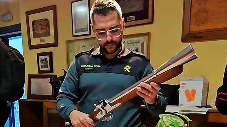 La Guardia Civil ha supervisado la distribuci&oacute;n, reparto y trasvase de los 10 kilos de p&oacute;lvora para el Primer Viernes de Mayo de Jaca.