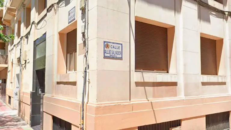 El suceso comenz&oacute; en un supermercado de la calle Miguel Allu&eacute; Salvador, donde el joven se comi&oacute; un yogur y unas galletas sin abonarlos.