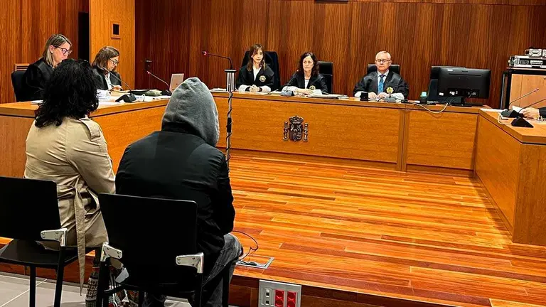El acusado de violar a una menor en Valdefierro, este lunes en la Audiencia Provincial de Zaragoza.