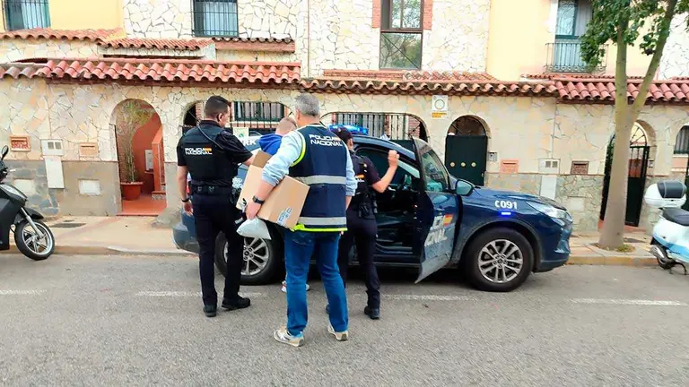 La Polic&iacute;a ha detenido a dos personas por una macroestafa en pisos de alquiler falsos con al menos 33 v&iacute;ctimas en Zaragoza.