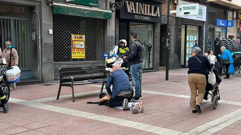 Detenci&oacute;n de un joven tras presuntamente robar en un bazar de la calle Delicias el pasado 7 de mayo. Foto: M. R.