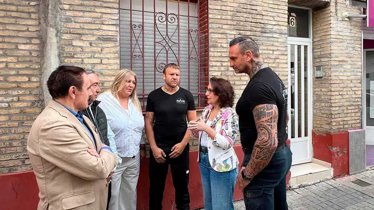 La portavoz de Vox en Zaragoza, Eva Torres ha visitado este jueves el barrio Delicias junto a v&iacute;ctimas de inquiokupaci&oacute;n y la empresa 'OkupAcci&oacute;n'. Foto: Mario Rom&aacute;n