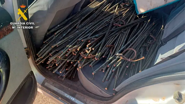 Los detenidos transportaban 520 kilos de cobre en su veh&iacute;culo | Foto: Guardia Civil