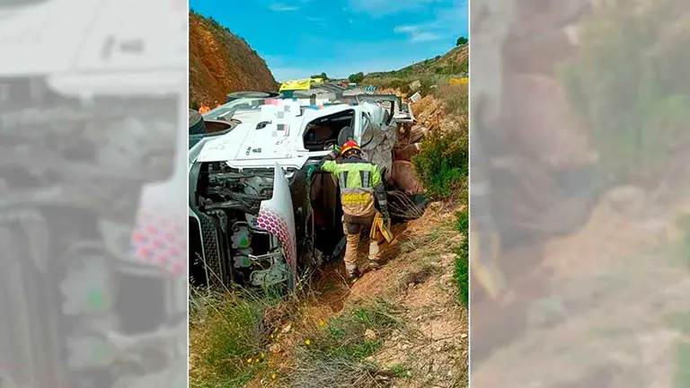 El accidente con un cami&oacute;n de cerdos se ha producido este viernes en la carretera A-1415, en Andorra. Foto: Bomberos DPT