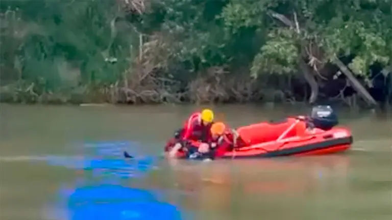 Un hombre fue rescatado por los Bomberos de Zaragoza cuando se encontraba nadando por el r&iacute;o Ebro. Foto: Arag&oacute;n Press