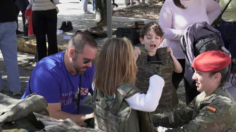 Durante la jornada, los ciudadanos han recorrido el centro docente militar por grupos organizados seg&uacute;n el orden de llegada o de forma libre.