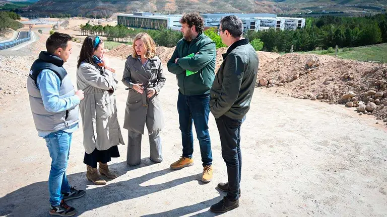 Alegr&iacute;a durante su visita al hospital de Teruel. Foto: PSOE