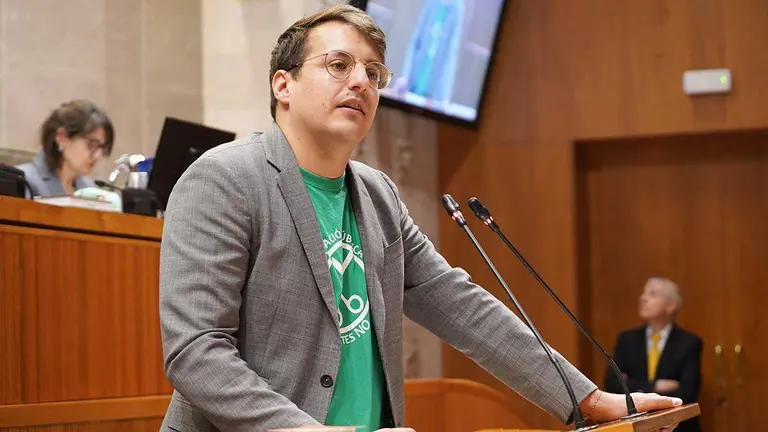 Jorge Pueyo, este jueves en el pleno de las Cortes. Foto: Cortes de Arag&oacute;n