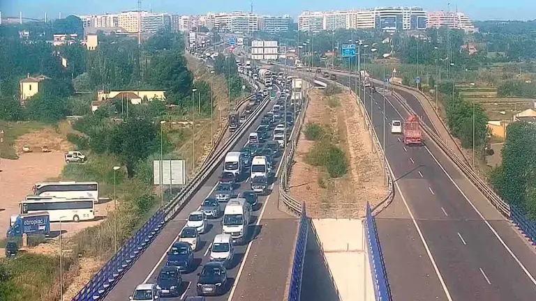 Retenciones en la Z-40 a primera hora de este martes en Zaragoza. Foto de las c&aacute;maras en tiempo real de la DGT.