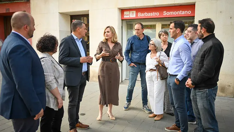 Pilar Alegr&iacute;a, en su visita a Barbastro para reunirse con la Plataforma en Defensa del Hospital | Foto: PSOE