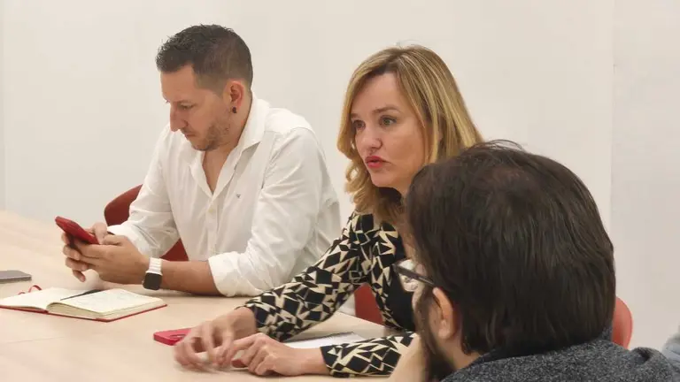 La secretaria general del PSOE en Arag&oacute;n, Pilar Alegr&iacute;a, y el portavoz, Jes&uacute;s Morales, se han reunido con la plantilla de Majorel | Foto: Arag&oacute;n Press