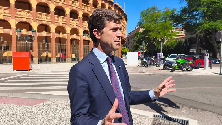 El presidente del PP de Zaragoza, Ram&oacute;n Celma, frente a la Plaza de Toros de la Misericordia | Foto: Arag&oacute;n Press
