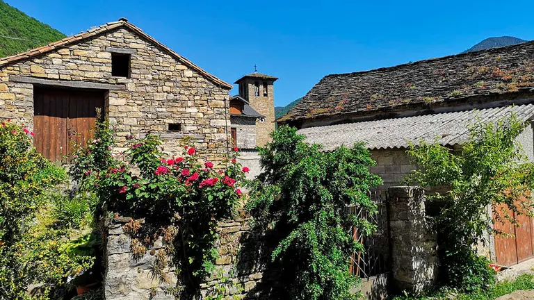 Sarvis&eacute;, en pleno coraz&oacute;n del Sobrarbe, sorprende con un paisaje de monta&ntilde;as y bosques que muchos comparan con la esencia m&aacute;s pura de Jap&oacute;n