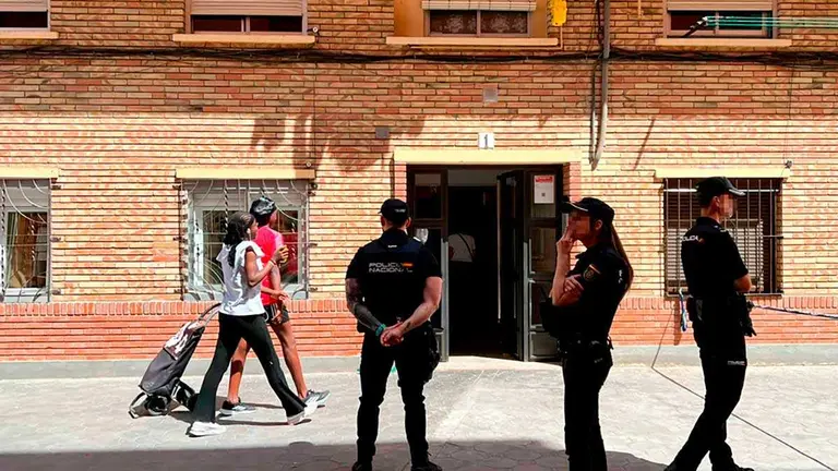 Amigos y vecinos de la familia del beb&eacute; muerto a &uacute;ltima hora de este mi&eacute;rcoles en las Fuentes muestran su dolor y conmoci&oacute;n. Foto: M. R.