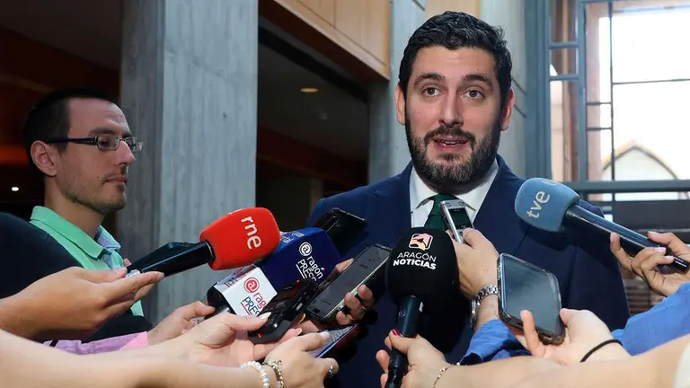 El vicepresidente Nolasco este jueves en el pasillo de las Cortes atendiendo a los medios. Foto: Pilar &Aacute;lvarez