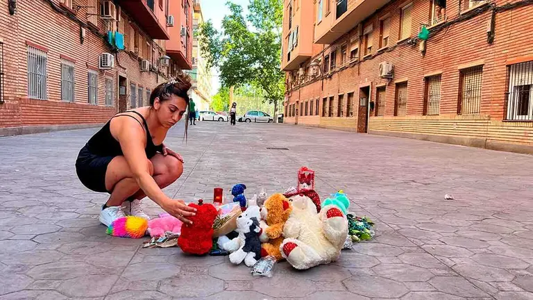 Velas, peluches, flores y hasta juguetes con mensajes de condolencias forman un altar improvisado por el beb&eacute; de a&ntilde;o y medio fallecido en Las Fuentes, en Zaragoza. Foto: M. R.