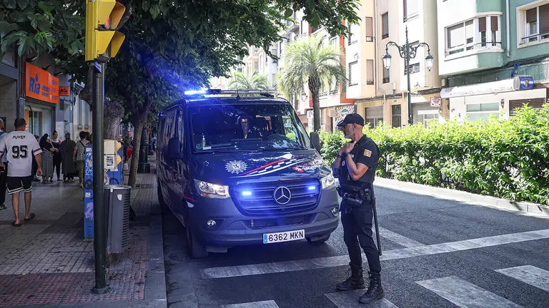 La actuaci&oacute;n clave de una patrulla de la Polic&iacute;a Nacional que pasaba por Conde Aranda ha salvado la vida de la ni&ntilde;a al practicarle un torniquete de emergencia. Foto: Pilar &Aacute;lvarez