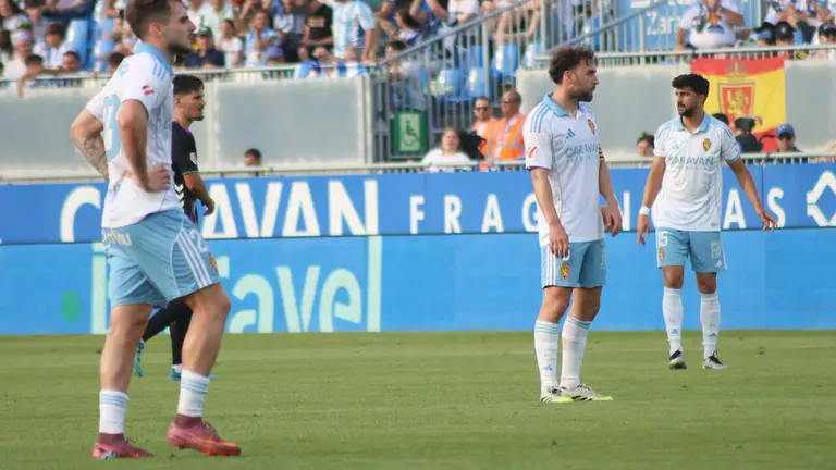 Los jugadores del Real Zaragoza, al t&eacute;rmino del &uacute;ltimo partido. Foto Pilar &Aacute;lvarez