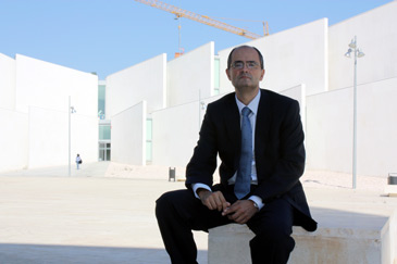 El rector posa con la nueva Facultad de Ciencias de la 
Salud