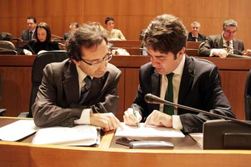 El consejero de Hacienda conversa con el consejero de Presidencia