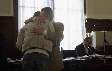 Padre e hijo, ambos acusados, se funden en un abrazo antes de comenzar el juicio