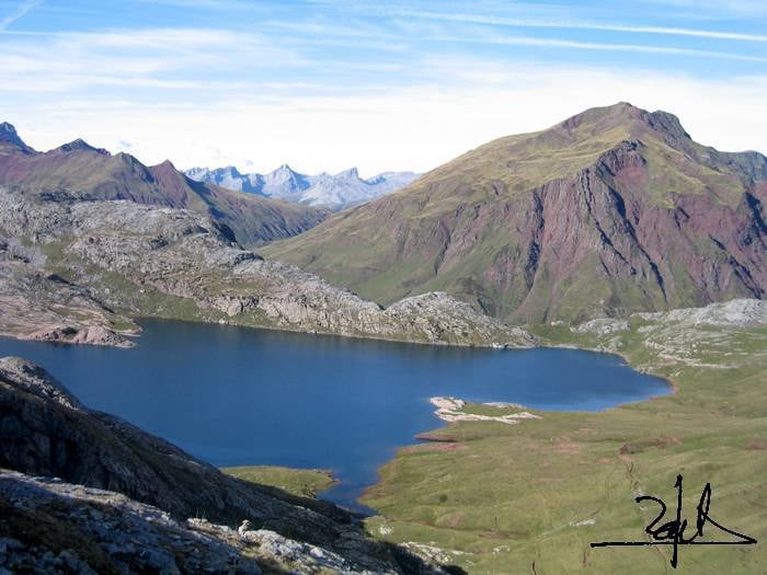 No son frecuentes los lagos en esta parte del Pirineo occidental de Aragón. Estanés suple esta carencia cuantitativa con un esplendor que dimana de un equilibrio espléndido entre su entorno, su extensión y los efluvios invisibles de sosiego que transmite al caminante.
