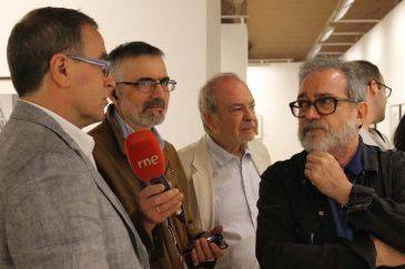El comisario de la Exposición, Chema Conesa, y el gerente de Zaragoza Cultural, Juan José Vázquez, han inaugurado la exposición