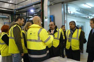 El director adjunto, José Ángel Villar, explica al presidente Lambán el proyecto que se está instalando