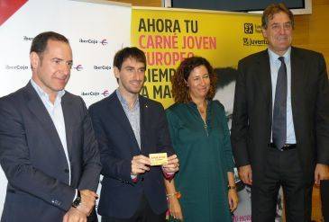 Gimeno posa con el nuevo Carné Jóven Europeo de Aragón 