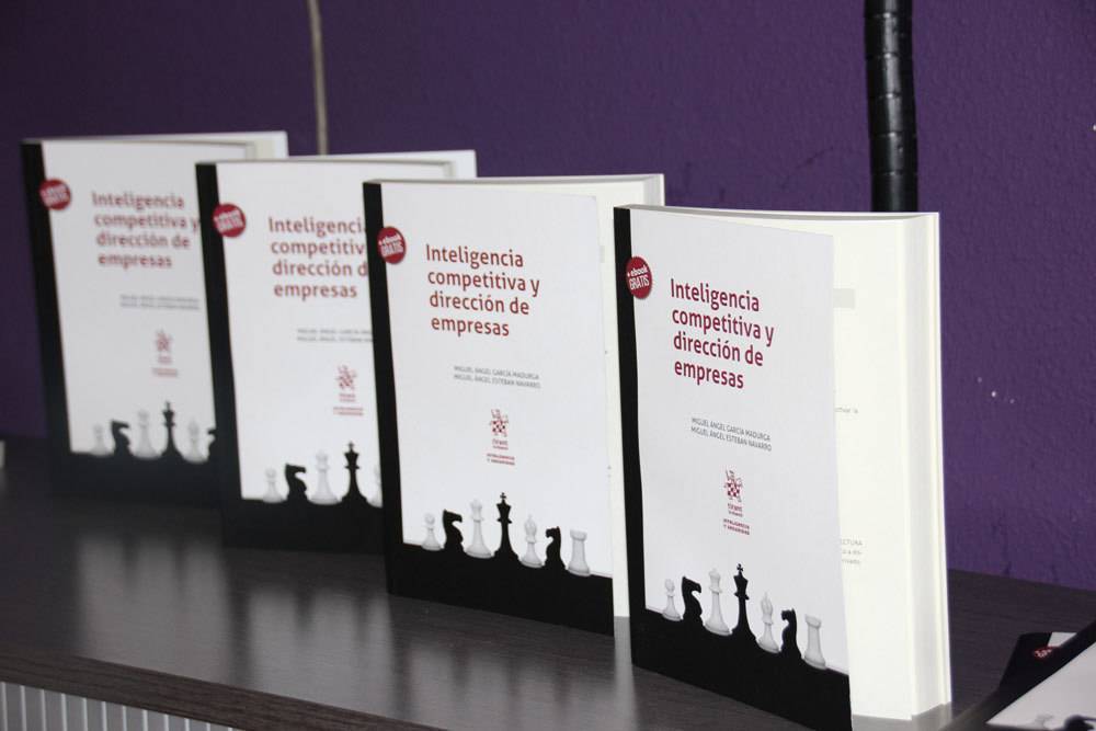 Ambos autores han escrito el libro tras más de 15 años formándose en el campo de la Inteligencia 
